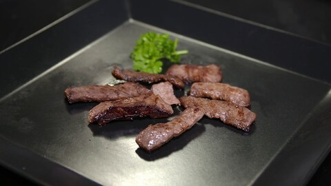 Angebratene Steakstreifen liegen auf einem Salatbett (Foto: SWR)