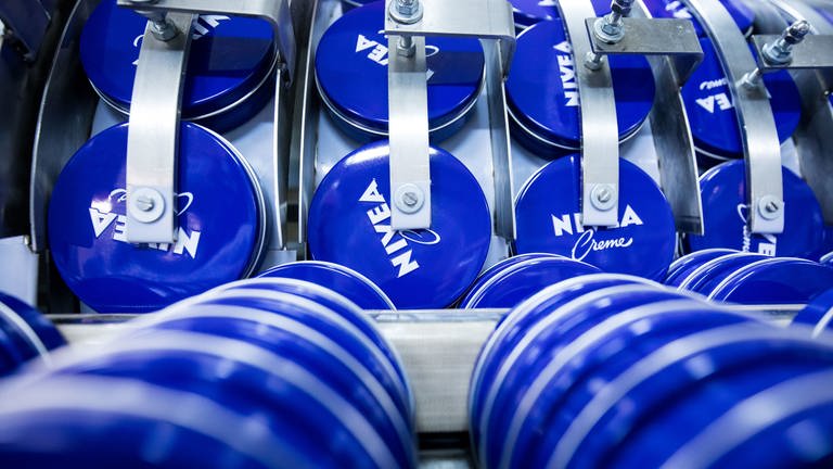 Dosen von Nivea-Creme in einem Produktionswerk der Beiersdorf AG (Foto: dpa Bildfunk, picture alliance/Christian Charisius/dpa)