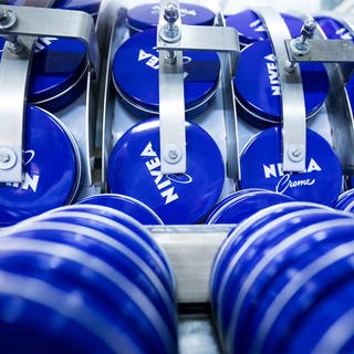 Dosen von Nivea-Creme in einem Produktionswerk der Beiersdorf AG (Foto: dpa Bildfunk, picture alliance/Christian Charisius/dpa)