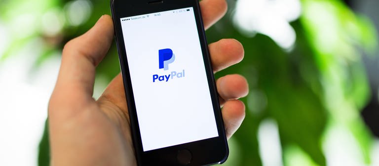 PayPal-Logo auf Smartphone. Betrüger und Hacker nutzen Sicherheitslücken und den Käuferschutz aus. (Foto: dpa Bildfunk, Lukas Schulze)