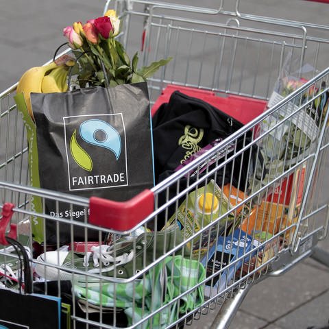 Einkaufswagen mit Fairtrade-Produkten  (Foto: dpa Bildfunk, Marcel Mettelsiefen dpa/lbn +++(c) dpa - Bildfunk)