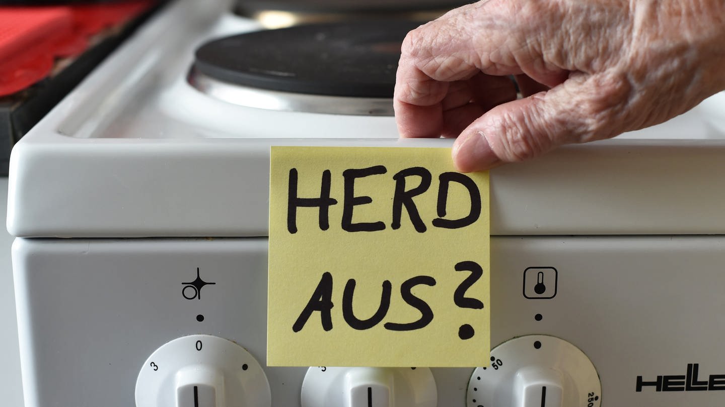 Ein Klebezettel mit dem Schriftzug «Herd aus?» klebt an einem Herd neben den Drehknöpfen. (Foto: dpa Bildfunk, Jens Kalaene/ZB/dpa)