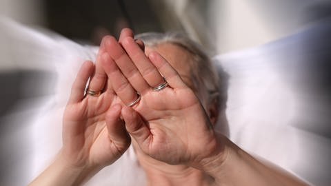 Ältere Frau hält Hände schützend vors Gesicht (Foto: Colourbox)