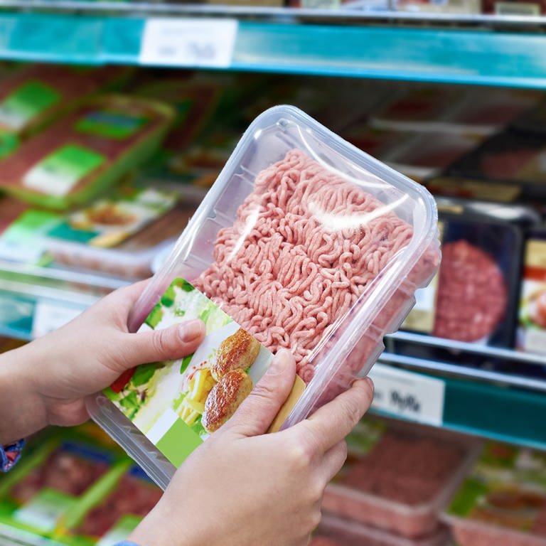 Verpacktes Hackfleisch im Supermarktregal: Wie kann mann erkennen, wo das verarbeitete Tier eigentlich geschlachtet wurde? (Foto: Colourbox)