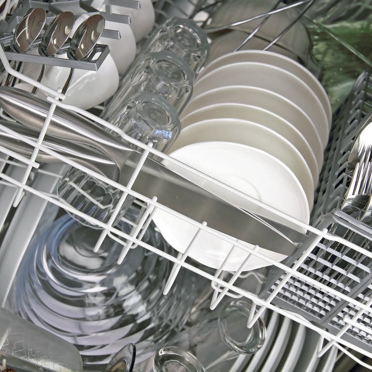 Eine Spülmaschine voller Geschirr und Besteck: Wie keimbelastet sind Geschirrspüler? (Foto: Colourbox)