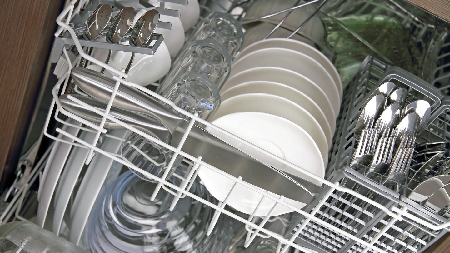 Eine Spülmaschine voller Geschirr und Besteck: Wie keimbelastet sind Geschirrspüler? (Foto: Colourbox)