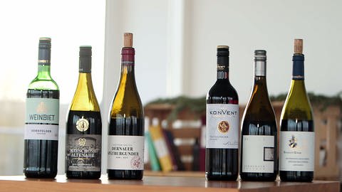 Die Sieger der Vorauswahl beim Deutschen Weininstitut: je drei Rotweine aus Rheinland-Pfalz und Baden-Württemberg. (Foto: SWR, SWR Marktcheck)