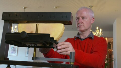 Urban Kaufmann, unser Raclette-Experte erhitzt den Laib am Stück, bevor er ihn serviert. (Foto: SWR)
