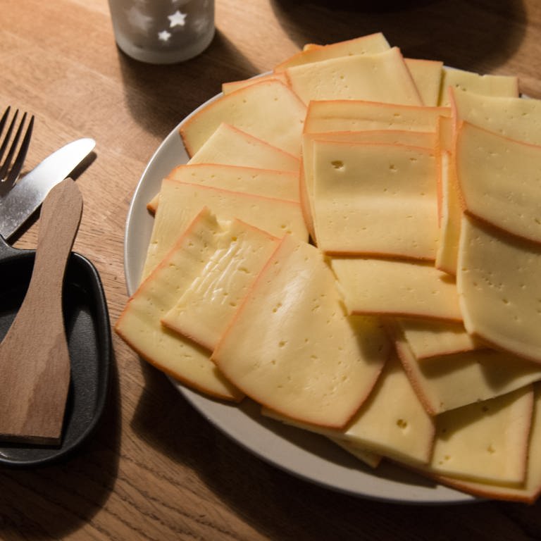 Auf einem Tisch steht ein Teller mit Raclettekäse. Worauf sollte man beim Käsekauf achten? (Foto: dpa Bildfunk, picture alliance / Patrick Seeger/dpa)