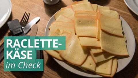 Auf einem Tisch steht ein Teller mit Raclettekäse. Worauf sollte man beim Käsekauf achten? (Foto: dpa Bildfunk, picture alliance / Patrick Seeger/dpa)