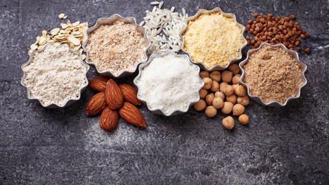 Neben den herkömmlichen Mehlsorten gibt es auch Mehl-Alternativen hergestellt aus Kichererbsen, Reis oder Mandel. Diese enthalten kein Gluten. (Foto: Colourbox, Yuliya Furman)
