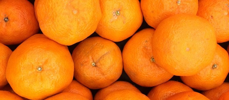 Ein Berg an Orangen. Orangenschalen können ein Wundermittel im Haushalt sein. (Foto: Colourbox)