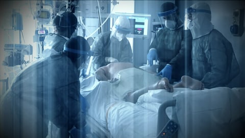 In einem Operations-Saal stehen Ärzte und Assistenten um einen Patienten, der mit dem Bauch auf einer Liege liegt. (Foto: SWR)