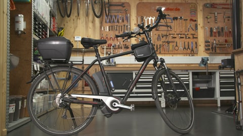 Ein E-Bike steht in einer Werkstatt. Der Zustand eines E-Bikes muss regelmäßig gecheckt werden. (Foto: SWR)