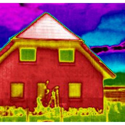 Thermogramm eines Wohnhauses. Rechts eine Skala mit verschieden Farbabstufungen, die Auskunft über die jeweilige Temperatur des abgebildeten Objektes geben (Archivbild von 2005). (Foto: dpa Bildfunk, picture-alliance/ dpa | Fotoreport Roger Hensel)