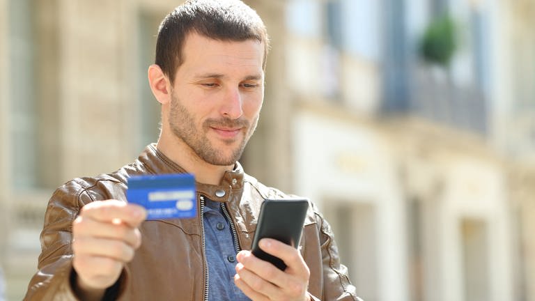 Ein Mann shoppt mit Smartphone: Abzocke in Sozialen Medien - Verbraucherschützer warnen vor Fakeshops in Instagram. (Foto: Colourbox)