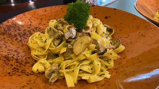 Wenig Aufwand, viel Geschmack: Frische Pilze und Kräuter zur Pasta in der Pilzsaison (Foto: SWR)