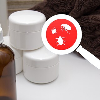 Kosmetik Produkte wie Cremes auf einem Tisch - darüber eine Lupe mit kleinen Insekten (Foto: Colourbox, COLOURBOX17721654 und COLOURBOX21109670)