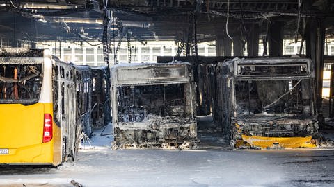 Ausgebrannte Busse stehen nach den Löscharbeiten in einem Depot für Busse im Löschschaum. Am späten Donnerstag Abend kam zu einem Brand im Busdepot der Stuttgarter Verkehrsbetriebe. (Foto: dpa Bildfunk, Picture Alliance)