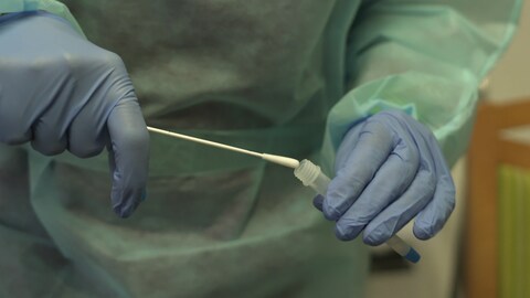 Medizinisches Personal führt Antigenschnelltest durch. (Foto: SWR)