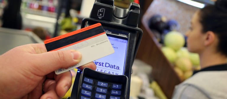 Bezahlen mit EC Karte an einer Supermarktkasse (Foto: dpa Bildfunk, Picture Alliance)
