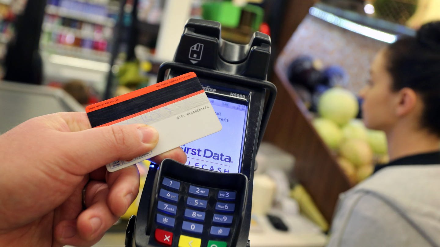Bezahlen mit EC Karte an einer Supermarktkasse (Foto: dpa Bildfunk, Picture Alliance)
