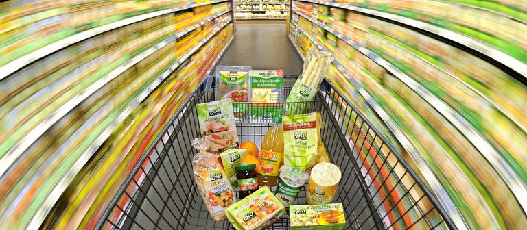 Ein Einkaufswagen mit Lebensmitteln wird durch einen Supermarkt in Hannover geschoben (Foto: dpa Bildfunk, Picture Alliance)