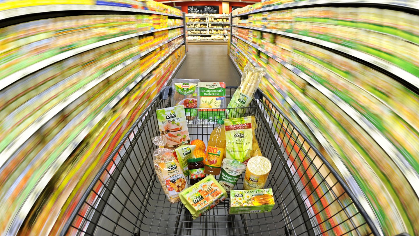 Ein Einkaufswagen mit Lebensmitteln wird durch einen Supermarkt in Hannover geschoben