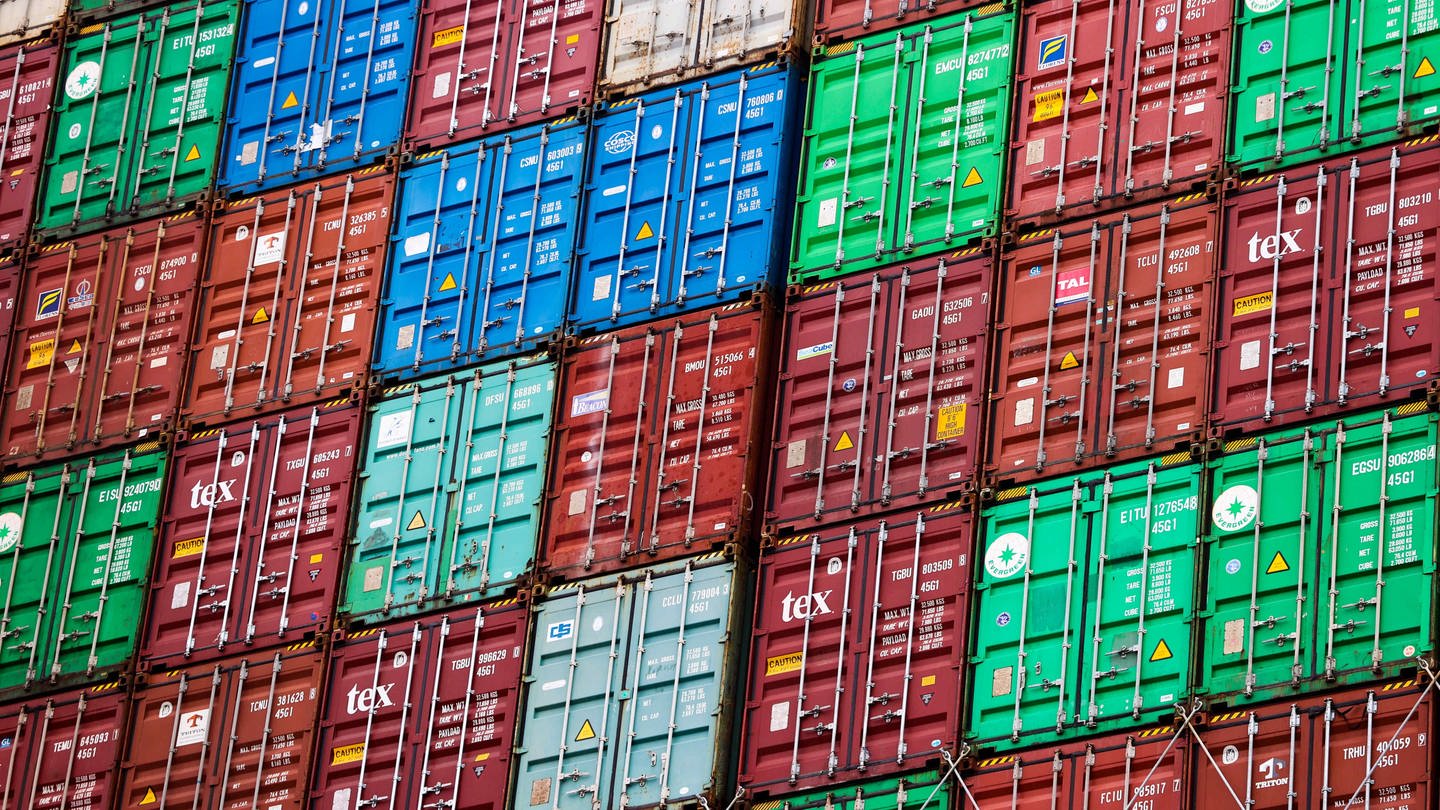 Zahlreiche Container sind an Bord eines Containerschiffs. (Foto: dpa Bildfunk, Picture Alliance)