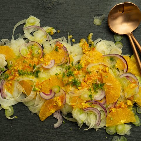 Salat aus Fenchel mit Orangen und Zwiebeln enthält gesunde Bitterstoffe (Foto: SWR)