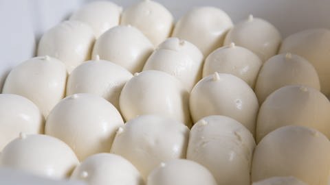 In einer Plastikwanne liegen viele Bälle Mozzarella. (Foto: Colourbox)