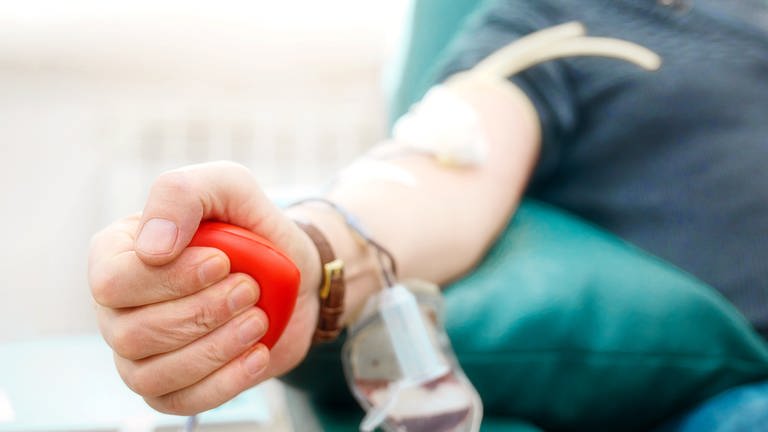 Mann beim Blutspenden. Was muss man beachten, wenn man Blut spenden will? (Foto: Colourbox)
