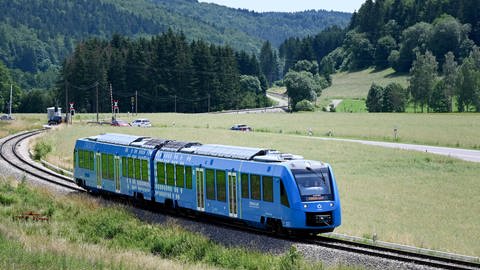 Der erste regulär fahrende Brennstoffzellenzug auf den Strecken des Zollernalbbahn-Netzes fährt bei Burladingen auf der Strecke Gammertingen-Hechingen.  (Foto: dpa Bildfunk, Picture Alliance)