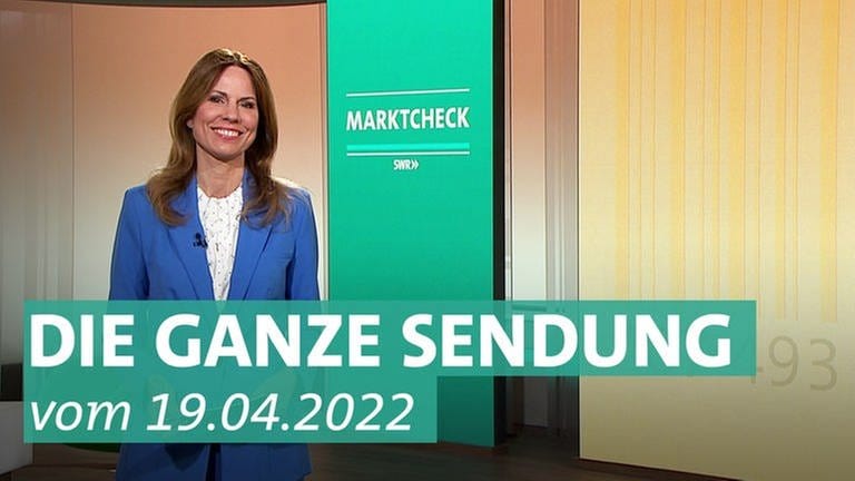 Moderatorin Hendrike Brenninkmeyer am 19. April 2022 im Marktcheck-Studio, ihre Themen sind: Blaubeer-Boom, Kleidung aus Altplastik, neue Zeckenarten, deftiger Rharbarber, Gefrierbrand.  (Foto: SWR)