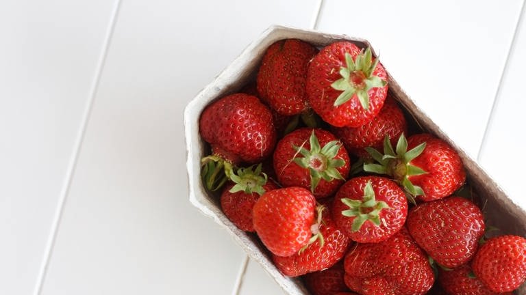 Erdbeeren in einer Schale auf einem Tisch - wir vergleichen Erdbeeren von Lidl, Edeka und Co. (Foto: Colourbox, COLOURBOX1185690)