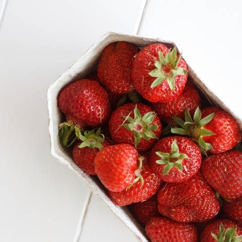 Erdbeeren in einer Schale auf einem Tisch - wir vergleichen Erdbeeren von Lidl, Edeka und Co. (Foto: Colourbox, COLOURBOX1185690)