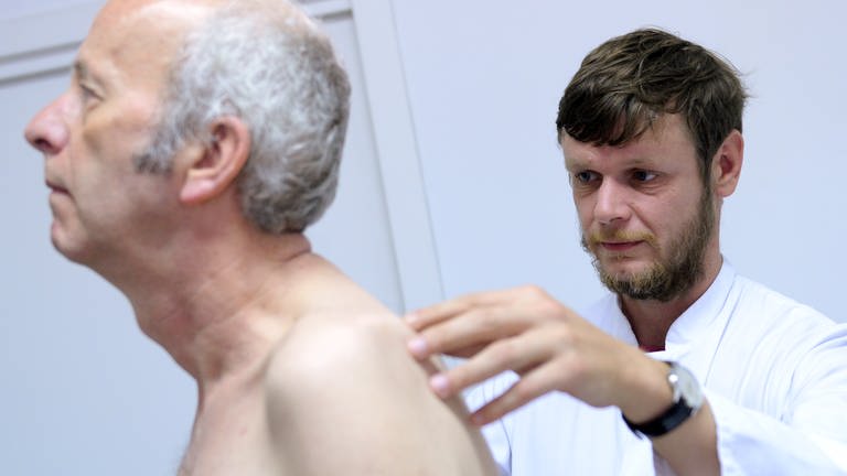 Ein Arzt untersuch einen älteren Herren. (Foto: picture-alliance / Reportdienste, Picture Alliance)
