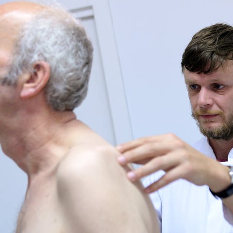 Ein Arzt untersuch einen älteren Herren. (Foto: picture-alliance / Reportdienste, Picture Alliance)