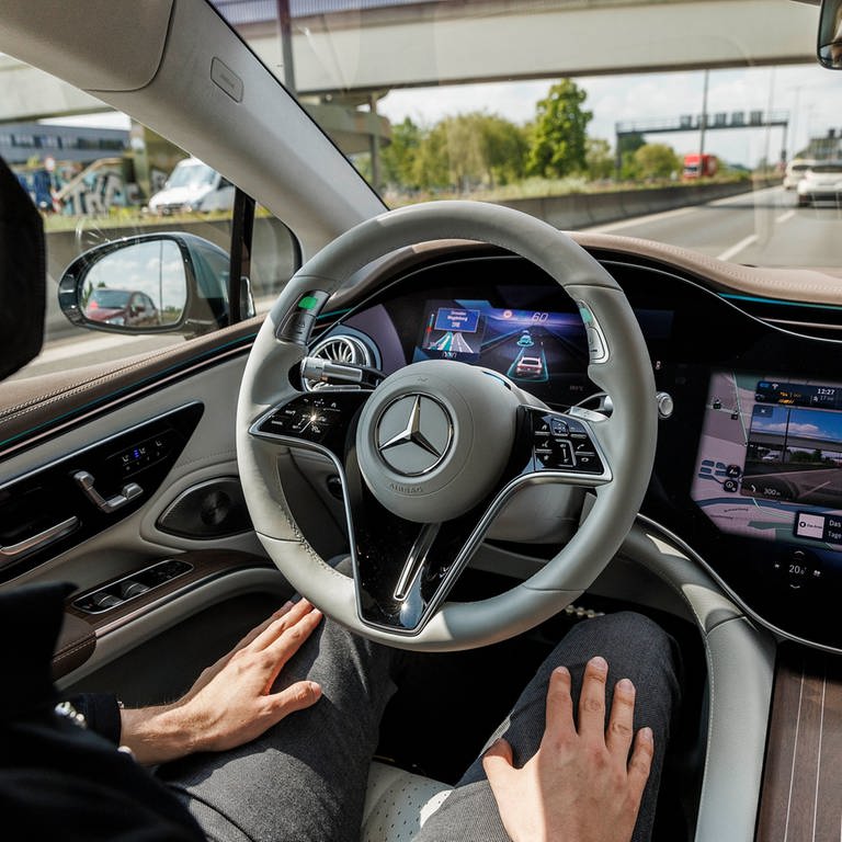 Mercedes startet in Deutschland als erster Hersteller den Verkauf eines Systems zum hochautomatisierten Fahren, das komplett die Kontrolle im stockendem Verkehr auf der Autobahn übernehmen kann. (Foto: dpa Bildfunk, Picture Alliance)