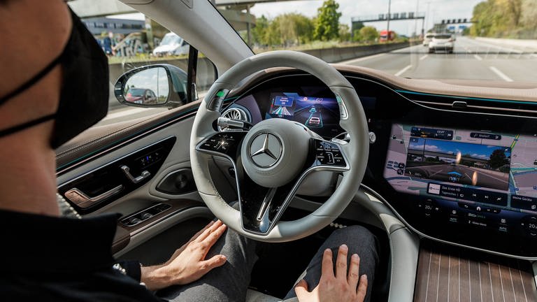 Mercedes startet in Deutschland als erster Hersteller den Verkauf eines Systems zum hochautomatisierten Fahren, das komplett die Kontrolle im stockendem Verkehr auf der Autobahn übernehmen kann. (Foto: dpa Bildfunk, Picture Alliance)