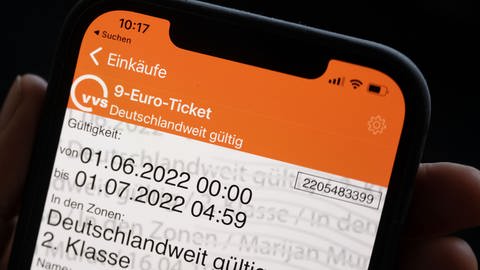 Das 9-Euro-Ticket der VVS auf dem Smartphone (Foto: dpa Bildfunk, Picture Alliance)