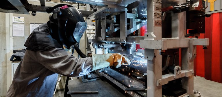 Die Beschäftigten in der Metall- und Elektroindustrie sollen mehr Geld bekommen, so die Gewerkschaft IG Metall. (Foto: dpa Bildfunk, picture alliance/dpa | Markus Scholz)