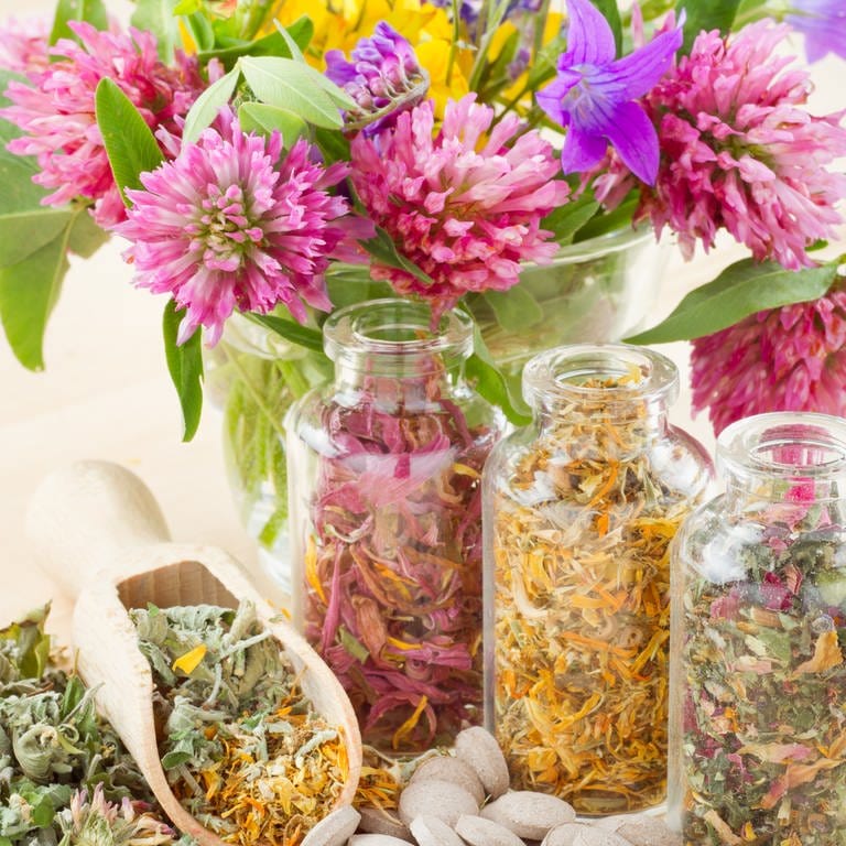 Verschiedene Kräuter (Foto: Colourbox, Getrocknete Blumen in mehreren Gläsern. Getrocknete Blumen kann man manchmal sogar in einem Tee kochen. Hier können sie ihre wahre Heilwirkung entwickeln. )