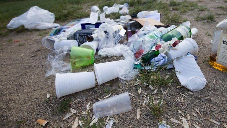 Kampf gegen Plastikmüll, Einweg-Geschirr und Zigarettenkippen in öffentlichen Anlagen und Straßen.
