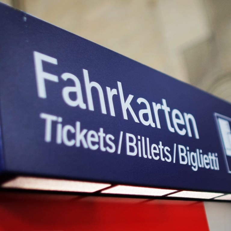 An der Oberseite eines Fahrkartenautomaten der Bahn steht das Wort "Fahrkarte". (Foto: dpa Bildfunk, Picture Alliance)