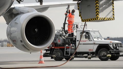  Ein Flugzeug wird am Flughafen in München  betankt (Foto: dpa Bildfunk, Fotograf:Andreas Geber)