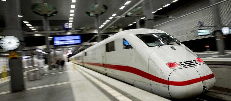 Ein ICE der Deutschen Bahn fährt in einen Bahnhof ein. (Foto: picture-alliance / dpa, Christoph Soeder)