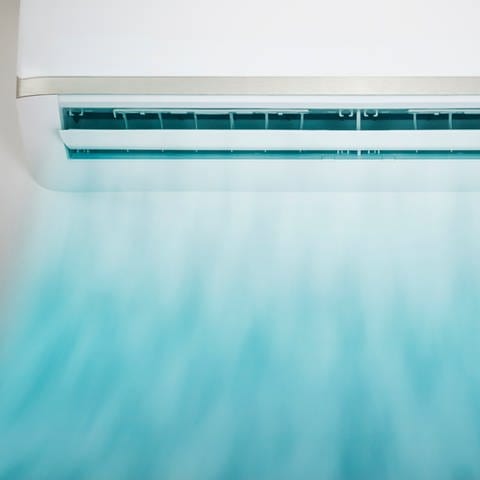Klimaanlage bläst kalte Luft heraus (Foto: Getty Images, iStockphoto)