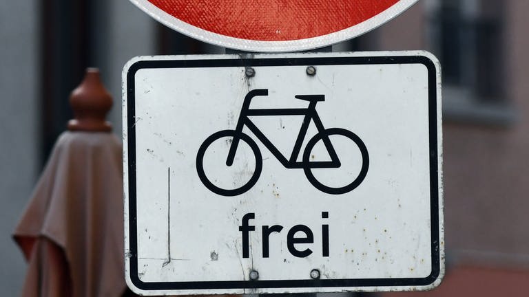 Unter dem Schild Verbot der Einfahrt für Fahrzeuge aller Art, befindet sich ein weißes Schild, das es Fahrradfahrern erlaubt, entgegen der Einbahnstraße zu fahren. (Foto: picture-alliance / Reportdienste, Stefan Puchner/dpa)