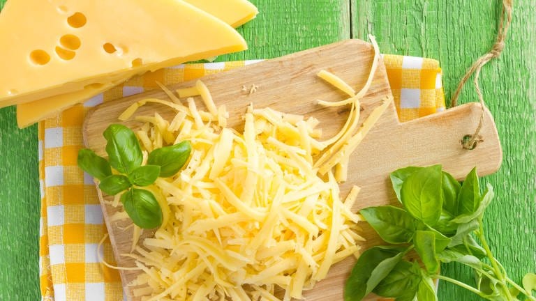frisch geriebener Käse und Basilikum (Foto: Colourbox)